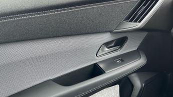 Vauxhall Grandland 1.2 Ultimate SUV 5dr Petrol Hybrid e-DCT Euro 6 (s/s) (136 ps)