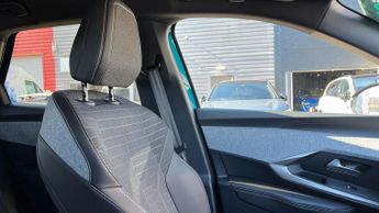 Peugeot 3008 SUV 1.2 HYBRID Allure SUV 5dr Petrol Hybrid e-DSC6 Euro 6 (s/s) (136