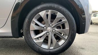 Peugeot 208 50kWh Allure Premium Hatchback 5dr Electric Auto (136 ps)