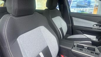 Vauxhall Grandland 1.2 Design SUV 5dr Petrol Hybrid e-DCT Euro 6 (s/s) (136 ps)