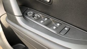 Peugeot 2008 1.2 HYBRID Allure SUV 5dr Petrol Hybrid e-DSC6 Euro 6 (s/s) (136