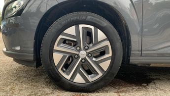 Hyundai Kona 39kWh Premium SUV 5dr Electric Auto (10.5kW Charger) (136 ps)