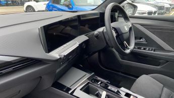 Vauxhall Astra Electric 54kWh Ultimate Hatchback 5dr Electric Auto (156 ps)