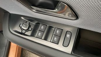 Vauxhall Grandland Electric 73kWh Ultimate SUV 5dr Electric Auto (213 ps)