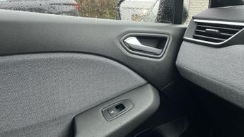 Renault Clio 1.6 E-TECH techno Hatchback 5dr Petrol Hybrid Auto Euro 6 (s/s) 