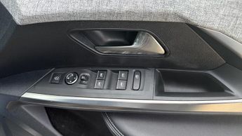 Peugeot 3008 SUV 1.2 HYBRID GT SUV 5dr Petrol Hybrid e-DSC6 Euro 6 (s/s) (136 ps)