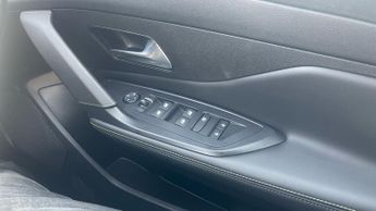 Peugeot 308 54kWh First Edition Hatchback 5dr Electric Auto (156 ps)