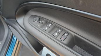 Alfa Romeo Junior 54kWh Elettrica Speciale SUV 5dr Electric Auto (156 ps)