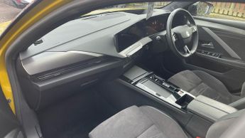 Vauxhall Astra Electric 54kWh Ultimate Hatchback 5dr Electric Auto (156 ps)