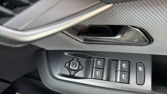 Vauxhall Grandland 1.2 Ultimate SUV 5dr Petrol Hybrid e-DCT Euro 6 (s/s) (136 ps)