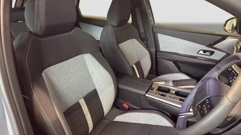 Vauxhall Grandland 1.2 Design SUV 5dr Petrol Hybrid e-DCT Euro 6 (s/s) (145 ps)