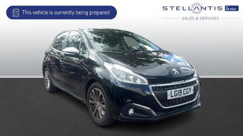 Peugeot 208 1.2 PureTech Signature Hatchback 5dr Petrol Manual Euro 6 (s/s) 