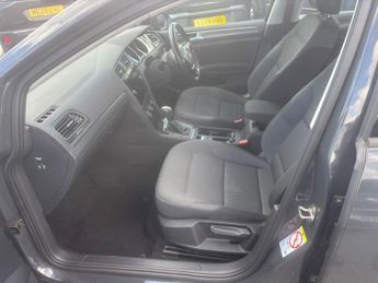 Volkswagen Golf 35.8kWh e-Golf Hatchback 5dr Electric Auto (136 ps)