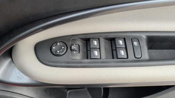 Fiat 600 1.2 MHEV La Prima SUV 5dr Petrol Hybrid e-DCT Euro 6 (s/s) (136 