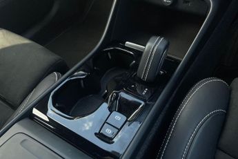 VOLVO XC40  2.0 B4P R DESIGN Pro 5dr AWD Auto Estate