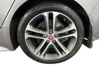 JAGUAR XE  2.0 R-Dynamic SE 4dr Auto Saloon