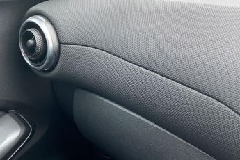 NISSAN JUKE  1.6 Hybrid N-Connecta 5dr Auto Hatchback