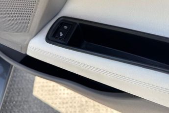 JAGUAR XE  2.0 [250] Portfolio 4dr Auto Saloon