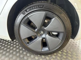 Tesla Model 3 Auto RWD 4dr