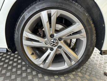 Volkswagen Golf 1.5 eTSI MHEV R-Line DSG Euro 6 (s/s) 5dr