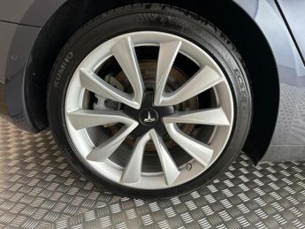 Tesla Model 3 (Dual Motor) Long Range Auto 4WDE 4dr