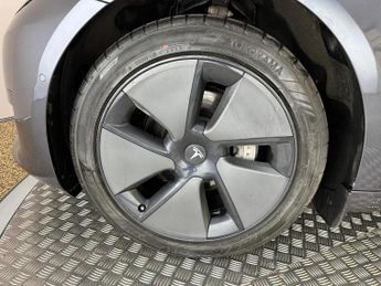 Tesla Model 3 Standard Range Plus Auto RWD 4dr