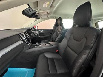 Volvo XC60 2.0 B4 MHEV Momentum Auto Euro 6 (s/s) 5dr