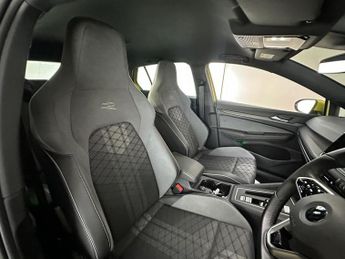 Volkswagen Golf 1.5 eTSI MHEV R-Line DSG Euro 6 (s/s) 5dr