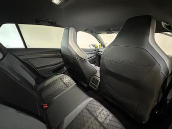 Volkswagen Golf 1.5 eTSI MHEV R-Line DSG Euro 6 (s/s) 5dr