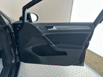 Volkswagen e-Golf 35.8kWh e-Golf Auto 5dr