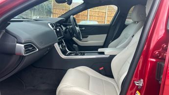 Jaguar XE 2.0 D200 R-Dynamic HSE Black 4dr Auto - 	Sliding Panoramic roof 