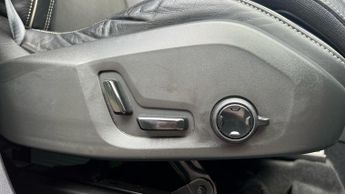Volvo XC90 2.0 T8 Hybrid R-Design Pro 5dr Geartronic With Adaptive Cruise C