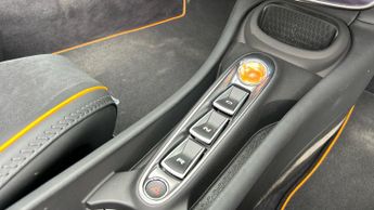McLaren Artura V6 PHEV Vision Spec  3 years of service plan remains