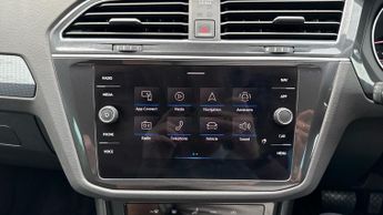Volkswagen Tiguan 1.5 TSI 150 Life 5dr DSG (Navigation)(Air Conditioning)(Adaptive
