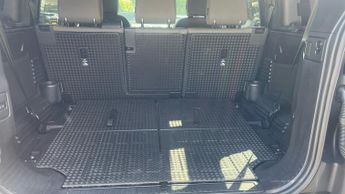 Land Rover Defender 3.0 D250 X-Dynamic SE 110 5dr Auto (7 Seat)
