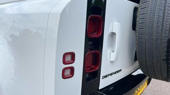 Land Rover Defender 3.0 D250 X-Dynamic SE 110 5dr Auto With Heated Front Seats and S