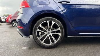 Volkswagen Golf 2.0 TDI R-Line 5dr DSG (Heated Front Seats)(Active Info Display)