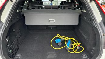 Volvo XC60 2.0 T8 (390) Hybrid R DESIGN Pro 5dr (Xenium Pack)(Apple Carplay