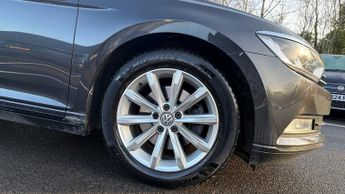 Volkswagen Passat 1.6 TDI SE Business DSG - Discover Navigation - Front/Rear Parki