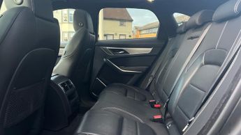 Jaguar F-PACE 3.0 D300 R-Dynamic SE 5dr Auto AWD - Sliding Panoramic roof - 