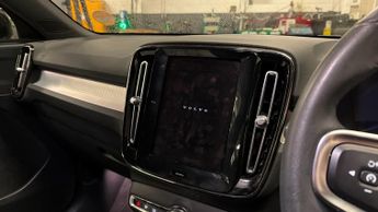 Volvo XC40 2.0 B3P Plus Dark 5dr Auto