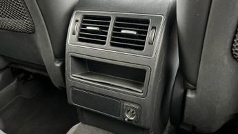 Jaguar F-PACE 2.0 D200 R-Dynamic Black 5dr Auto AWD With Heated Front Seats an