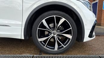 Volkswagen Tiguan 2.0 TDI R-Line 5dr DSG Auto with Apple Carplay  Nav  Sport Seats