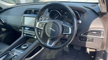Jaguar F-PACE 2.0d Portfolio 5dr Auto AWD