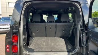 Land Rover Defender 3.0 D250 X-Dynamic SE 110 5dr Auto With Heated Front Seats and 3