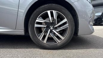 Peugeot 208 1.2 PureTech 100 Allure Premium + 5dr EAT8 (Rear Parking Camera)