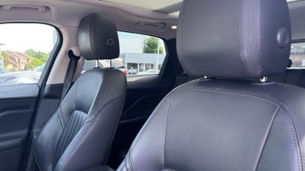 Jaguar F-PACE 2.0 Portfolio AWD - Sliding Pan Roof - Privacy - 20 Inch Alloy W