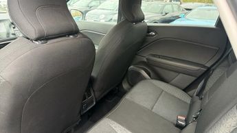 Renault Captur 1.6 E-TECH full hybrid 145 Evolution 5dr Auto (Rear Sensors)(Nav