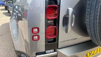 Land Rover Defender 3.0 D300 X-Dynamic S 110 5dr Auto With Heated Seats and 3D Surro
