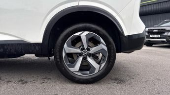 Nissan Qashqai 1.3 DiG-T MH 158 N-Connecta 5dr Xtronic (Panoramic Glass Roof)(3